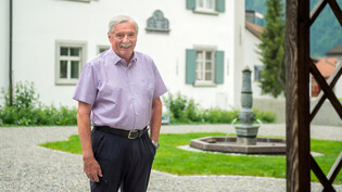 In neuem Glanz: Hans Sprecher präsentiert den renovierten Garten des Kulturhauses Rosengarten in Grüsch. 
