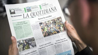 Ein Mann liest die romanische Tageszeitung «La Quotidiana».
