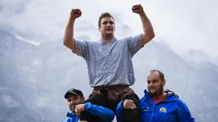Der Bündner Armon Orlik jubelt nach seinem Sieg gegen den St. Galler Daniel Boesch, im Schlussgang, am Glarner-Buendner Schwingfest.