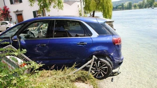Ein Autofahrer verwechselte in Stein am Rhein das Brems- mit dem Gaspedal und landete beinahe im Fluss. Zum Glück blieb der Wagen an der Ufermauer hängen.
