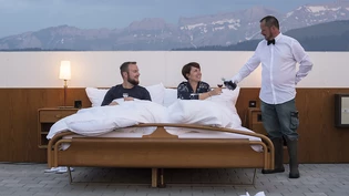 Landwirt Köbi Dietrich, rechts, bedient zwei Gäste in der luftigen Null-Stern-Suite der Konzeptkünstler Frank und Patrik Riklin in Gonten bei Appenzell.