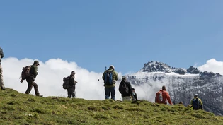 Auch im Sommer kann man beim Wandern noch auf Schneefelder treffen, die gefährlich werden können. Die Beratungsstelle für Unfallverhütung (bfu) rät, sich vor eine Tour über die Route zu informieren und die richtige Ausrüstung einzupacken. (Symbolbild)