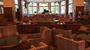 Der grosse Salon des Hotels Waldhaus in Sils im Engadin. Noch ist alles ruhig.