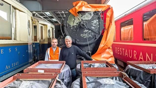 Nostalgie-Lok: Ivo Hutter und Pascal Troller (von links) vor einer Brüniglokomotive, die 2013 einem Brand zum Opfer fiel.