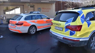 Polizei- und Rettungsfahrzeuge vor der Gruppenunterkunft in Heiligkreuz.
