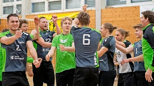 Freude pur: Die Spieler der zweiten Mannschaft von Volley Näfels feiern den Aufstieg in die Nationalliga B. Bild Köbi Hefti