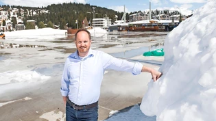 Umsichtiger OK-Präsident: Roland Schuler schaut sich den Festplatz des Bündner-Glarner Kantonalfests auf dem Aroser Ochsenbühl an.Bild Olivia Item