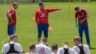 Herkulesaufgabe: Stanislaw Tschertschessow (Mitte) soll Russland an der Heim-WM zum Erfolg coachen