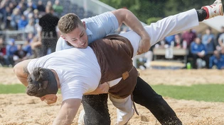 Remo Käser kann derzeit nicht mehr so zupacken wie hier gegen den Luzerner Turnerschwinger Werner Suppiger
