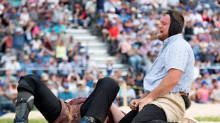 Das war ein hartes Stück Arbeit: Matthias Aeschbacher (rechts) hat den Hünen und Überschwinger Christian Stucki auf den Rücken gebracht