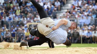 Der Bündner Armon Orlik (oben) besiegt im Schlussgang des Nordostschweizer Schwingfests den Appenzeller Michael Bless