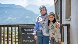 «Mir gefallen die Natur und die Ruhe»: Dara Alfadda und ihre Tochter sind das erste Mal in Graubünden zu Besuch. 