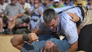 Samuel Giger (oben) kennt im Sägemehl keine Gnade