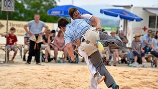 Christof Kirchmeier (hinten, hier gegen Lars Rotach) ist einer der acht Glarner Schwinger auf dem Ricken.