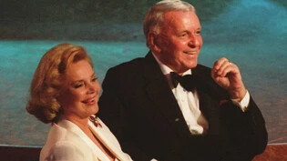US-Musiker Frank Sinatra (1915-1998) und seine Frau Barbara (1927-2017) an der Feier zum 80. Geburtstag des Stars 1995 in Los Angeles. (Archivbild)