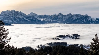 Selbst das hoch gelegene Amden wird fast gänzlich vom Nebelmeer verschluckt.