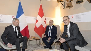 Zusammen mit Bundespräsident Ueli Maurer (Mitte) hat Wirtschaftsminister Guy Parmelin (rechts) am WEF den französischen Amtskollegen Bruno Le Maire getroffen. Die Wirtschaftsbeziehung mit Frankreich sei "exzellent".