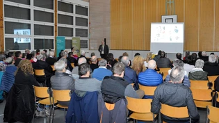 Entrüstetes Publikum: Post-Regionsleiter Thomas Simeon hat am Dialoganlass in der Rietsporthalle in Benken keinen leichten Stand