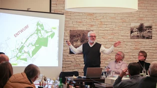 Golfertraum: IG-Präsident Andreas Wenzel erläutert den Anwesenden die Pläne für den Golfplatz in Amden.