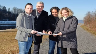 Die Köpfe hinter der Linthfähre (von links): Projektleiter Silvan Manhart zeigt Peter Göldi (Agglo Obersee), Wendelin Coray (Schwyz Tourismus) und Jasmin Kistler (Rapperswil Zürichsee Tourismus) die aktuellen Pläne.