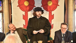 Zum "Eis-Zwei-Geissebei" gehört das traditionelle Herrenessen im Rathaus. Erst danach fliegen die Leckereien aus den Fenstern. 