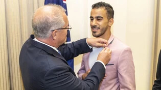 Der australische Ministerpräsident Scott Morrison gratuliert dem bahranisichen Fussballer Hakeem al-Araibi zu dessen frisch erlangter australischer Staatsbürgerschaft.