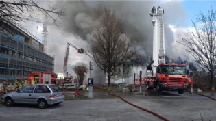 Eine Industriehalle der Firma Wild und Küpfer in Schmerikon steht in Vollbrand.