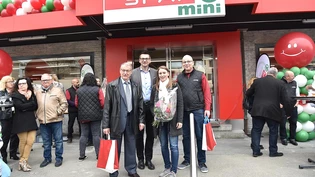 Hausbesitzer Alois Jost, Werner Wolhlwend (Knie AG), Simone Hess (Projektleiterin Architekturbüro) und Marktleiter Daniel Hahn.