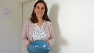 Eine Schale wie ein Ei: Katharina Hiller Frank mit ihrem Schmuckstück. 