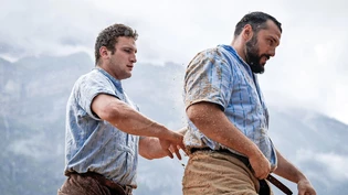 Dominant: Armon Orlik (links) tröstet in Glarus den im Schlussgang unterlegenen Daniel Bösch.