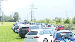 Auto an Auto an Auto: Die 75 offiziellen Parkplätze beim Flussbad Grynau reichen bei weitem nicht aus, die Folge  –  es wird wild geparkt.