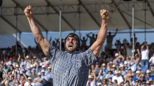 Geschafft! David Schmid reisst die Arme in die Höhe.