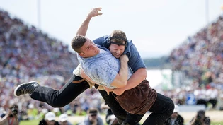 Matthias Glarner bodigt Armon Orlik im Schlussgang von Estavayer 2016. Hier fehlten weniger als zwei Minuten, und das Fest hätte wohl überhaupt keinen König bekommen