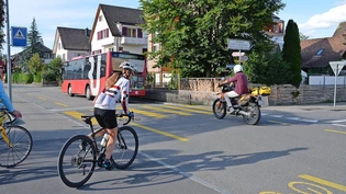 Alarmiert: Der langjährige Anwohner Josef Hürlimann (links) hält die Fussgängerstreifen bei der Schule Schachen für unverzichtbar. Ohne sie seien Kinder gefährdet.Bild Timo Rüegg