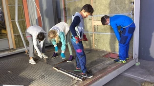 Grosser Einsatz für ihren Wunschtraum: Schüler aus Weesen bereiten die Container vor, die später als Bistro und Lounge das Eisfeld ergänzen. 