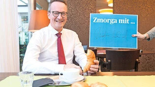 «Zmorga» in der «Quartierbeiz»: Martin Schmid frühstückt eigentlich nie, «aber einem Gipfeli kann ich nicht widerstehen».