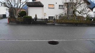 Dumm und gefährlich: Unbekannte haben an mehreren Strassen in Weesen mutwillig Schachtdeckel entfernt. 