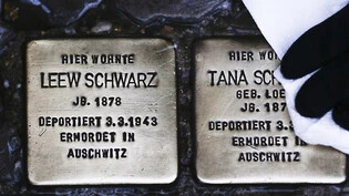 Mit Namensplatten in Bürgersteigen erinnert der Künstler Gunter Demnig (72) an die Opfer des Nationalsozialismus. Er will das Projekt noch lange fortsetzen - selbst dann, wenn er mit dem Rollator kommen müsste. (Archivbild)