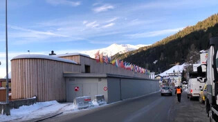 Diese Fahnen hängen zurzeit am Kongresszentrum in Davos.