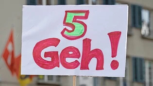 «Nee zu 5G»: Wie hier an der nationalen Kundgebung in Bern im Mai 2019 regt sich auch in Glarus Nord Widerstand gegen die neue Mobilfunktechnologie. Archivbild: Peter Klaunzer/Keystone