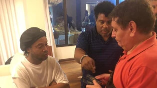 Der ehemalige brasilianische Fussball-Star Ronaldinho (links) ist wegen mutmasslich gefälschter Pässe von der Staatsanwaltschaft befragt worden.
