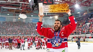 Das zweite Highlight der unvergesslichen Saison 2017/18: Lakers-Captain Antonio Rizzello stemmt den Meisterpokal der Swiss League in die Höhe – wenige Wochen nach dem Cup-Triumph und 19 Tage vor dem Wiederaufstieg.