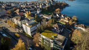 Nicht mehr dicht: Haus 3 des Berufs- und Weiterbildungszentrums (BWZ) Rapperswil-Jona (vorne rechts) muss notsaniert werden.Bild Marc Weiler