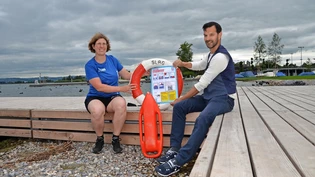 Schattenseiten des Badespasses: Regina Lehner (SLRG) will mit Thomas Zahner von der Stadt auf die Gefahren beim Baden hinweisen.
