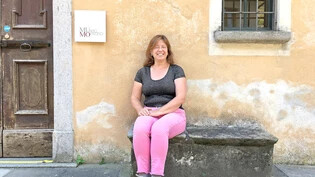Quirlige Forscherin: Maruska Federici- Schenardi, Co-Präsidentin des Museo Moesano, sitzt vor dem Eingang des Palazzo  Viscardi in San Vittore.  