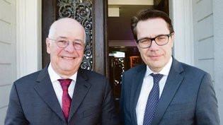 Der Alte und der Neue: Hans Altherr (links) hat das Amt des SOB-Verwaltungsratspräsidenten seinem   Nachfolger Benedikt Würth übergeben. Bild: Christopher Hug