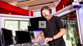 DJ Lindar verwandelt das Radiostudio in ein DJ-Pult.