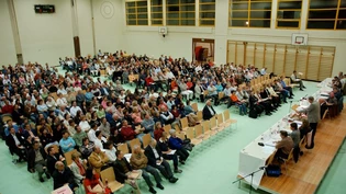 Volles Haus an der Bürgerversammlung in Uznach: Das Bild stammt aus besseren Zeiten. Dieses Jahr dürften die Reihen in der Turnhalle Haslen dünner besetzt sein. Archivbild