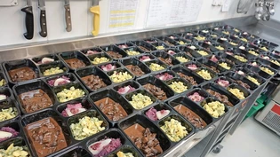 Guten Appetit: In der Küche des Bürgerspitals Rapperswil werden die Mittagessen zum Verteilen durch Freiwillige bereitgestellt. Pressebild