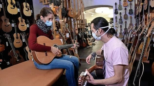 Mit Musik geht alles besser: Um ihre Freundin Maura Cajacob moralisch zu unterstützen, schenkt Monica Wallier ihr zusammen mit dem Südostschweiz-Christkind ein ganzes Jahr lang Gitarrenunterricht. Dazu gibt es noch eine Gitarre obendrauf. 